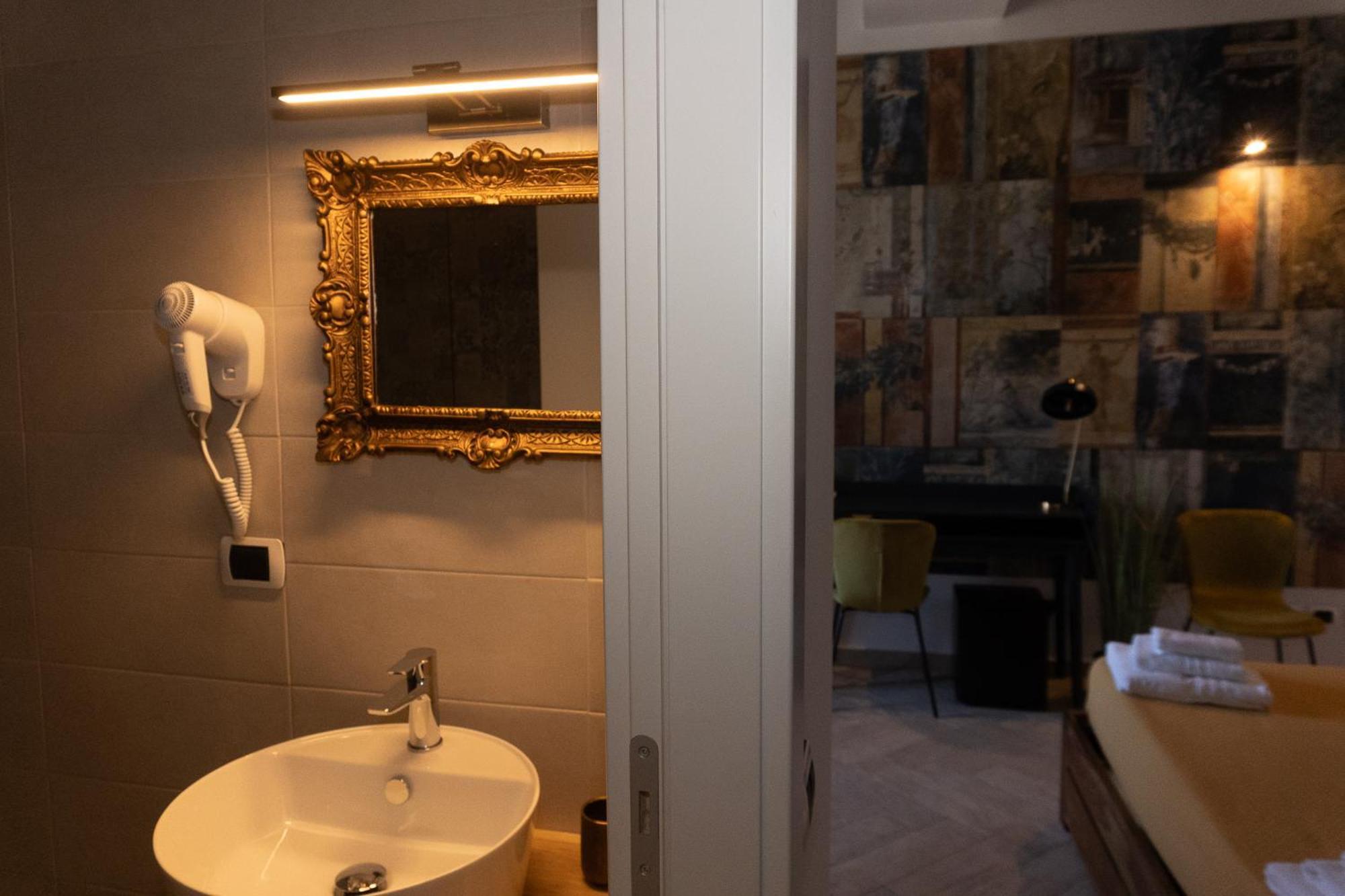 Le Boutique Luxury Rooms Diffused In Historic Center Fiumicino Bagian luar foto